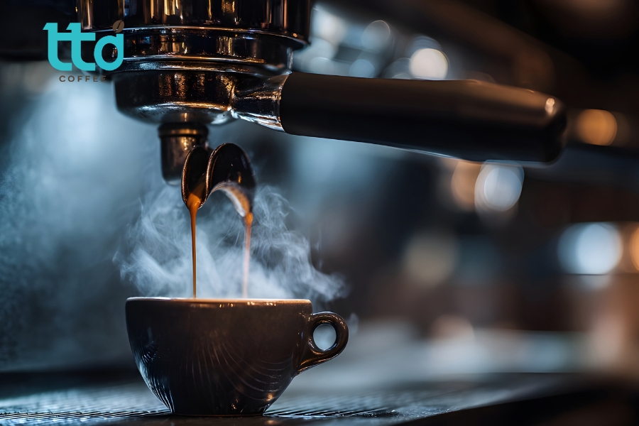 Pha cà phê Culi bằng máy Espresso Pha cà phê Culi bằng máy Espresso