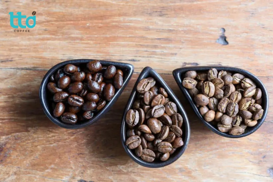 Vienna Roast có màu nâu sẫm, bắt đầu bóng dầu, vị đắng rõ, độ chua thấp Vienna Roast có màu nâu sẫm, bắt đầu bóng dầu, vị đắng rõ, độ chua thấp