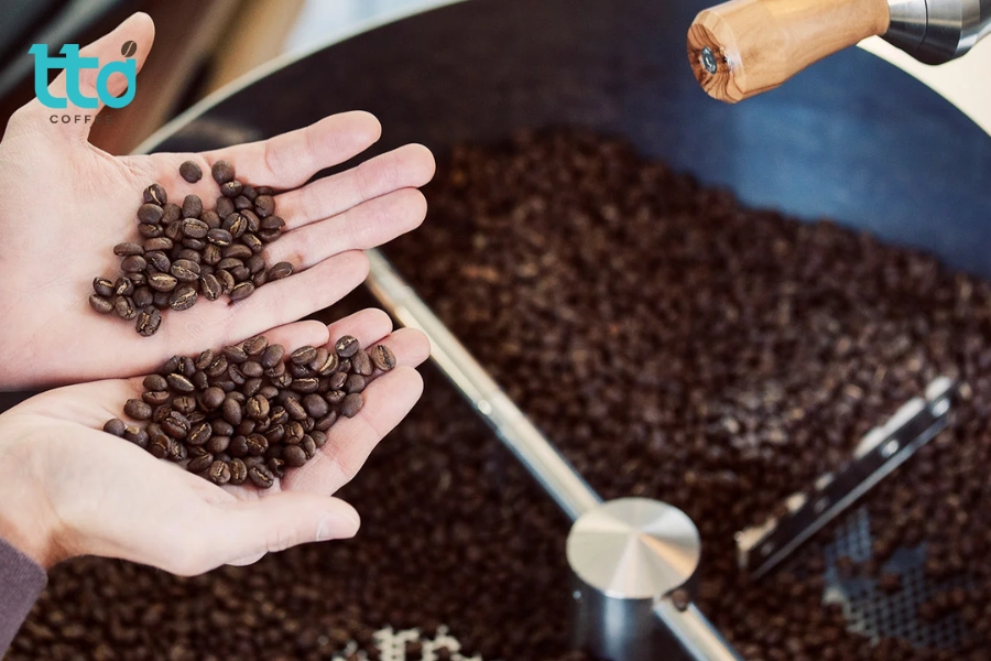 Pre-blend trộn hạt trước khi rang, còn Post-blend rang riêng từng loại rồi mới phối